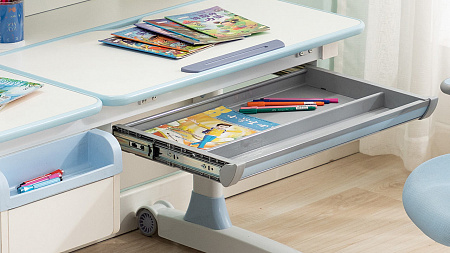 Выдвижной ящик с несколькими отделениями для хранения канцелярских принадлежностей.